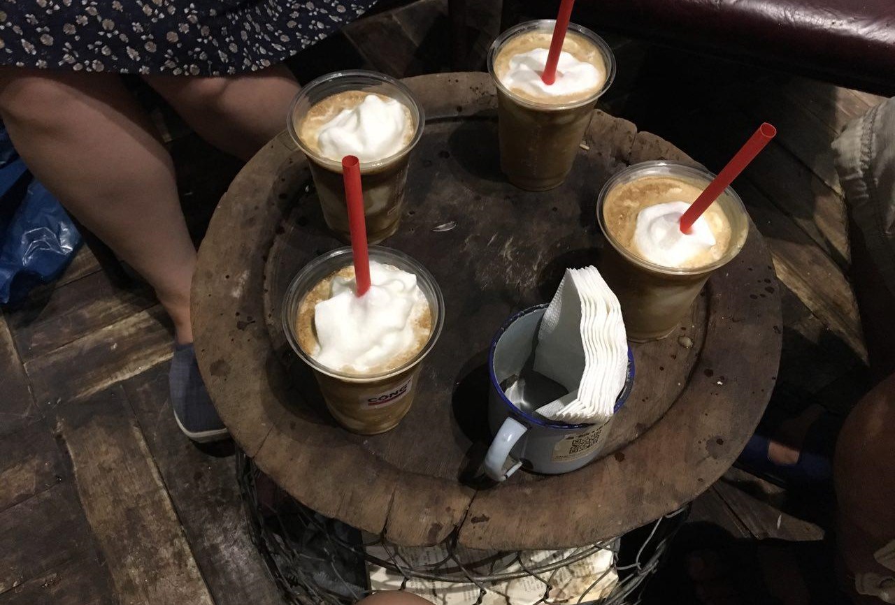 하노이 성요셉성당 앞 콩 카페(Cong Caphe)의 명물 코코넛 커피. 연유 대신 코코넛 밀크 슬러시를 듬뿍 넣어 아이스크림처럼 달고 시원했다. 