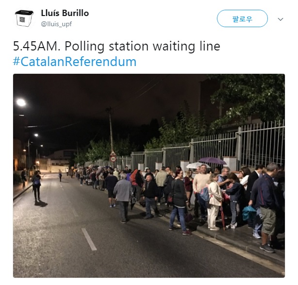 유권자들이 투표소 앞에 길게 줄서있는 카탈루냐 분리독립 주민투표 열기를 전하는 소셜미디어 갈무리.