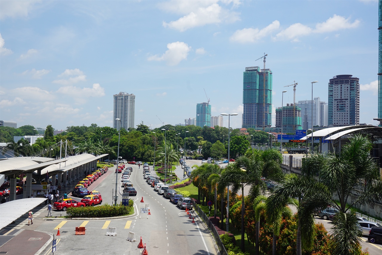싱가포르 인접지역에 위치한 말레이시아 조호르바루(Johor Bahru). 중국자본의 투자로 대규모 빌딩들이 건설되고 있다.