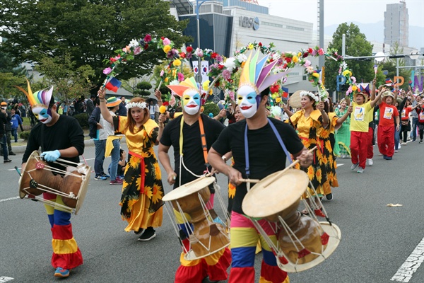 10월 1일 오후 창원에서 열린 다문화축제 맘프의 퍼레이드.