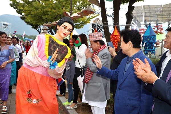 10월 1일 오후 창원에서 열린 다문화축제 맘프의 퍼레이드에 참석한 안상수 창원시장이 인사하고 있다.