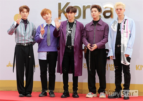 깔끔한 B1A4 B1A4가 1일 오후 서울 고척동 고척스카이돔에서 열린 <2017 코리아 뮤직 페스티벌> 레드카펫에서 포즈를 취하고 있다.