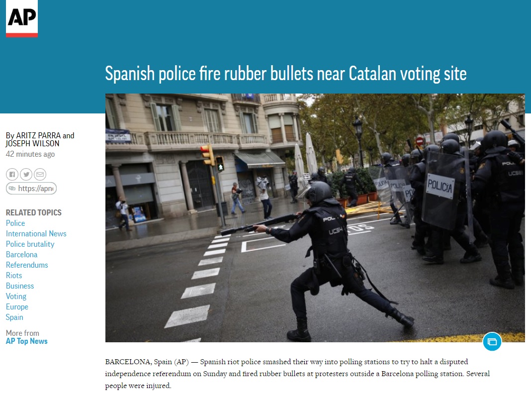 스페인 경찰의 카탈루냐 분리독립 투표 진압을 보도하는 AP 뉴스 갈무리.
