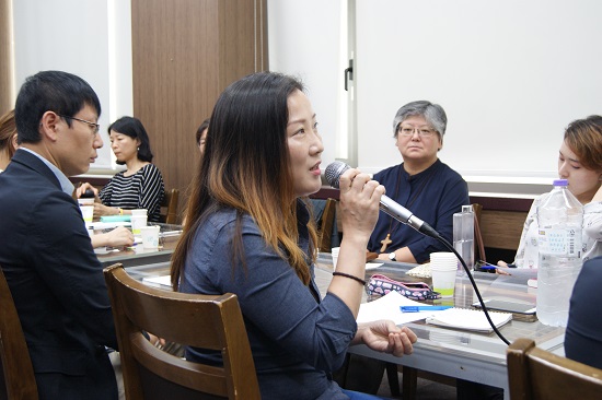 황서희씨가 한국 교회 안에서 다양한 의견이 자유롭게 오가도록 하기 위해서 할 수 있는 일은 뭔지 발제자들에게 묻고 있다.