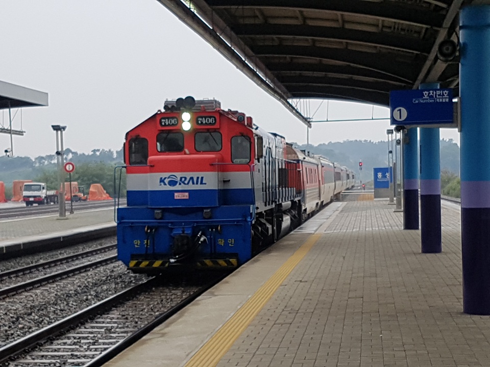 추석을 이틀앞둔 2일 오전 귀성객을 실은 열차가 홍성역에 도착하고 있다.