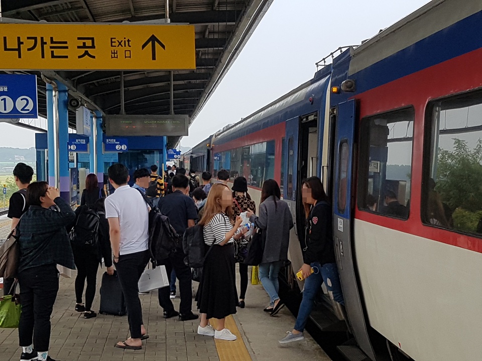  2일 추석을 맞아 홍성을 찾은 귀성객들이 홍성역에 도착한 열차에서 내리고 있다. 