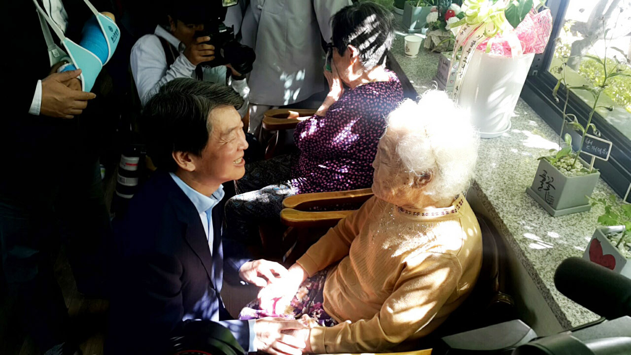 할머니들과 작별인사를 나누고 있는 안철수 국민의당 대표