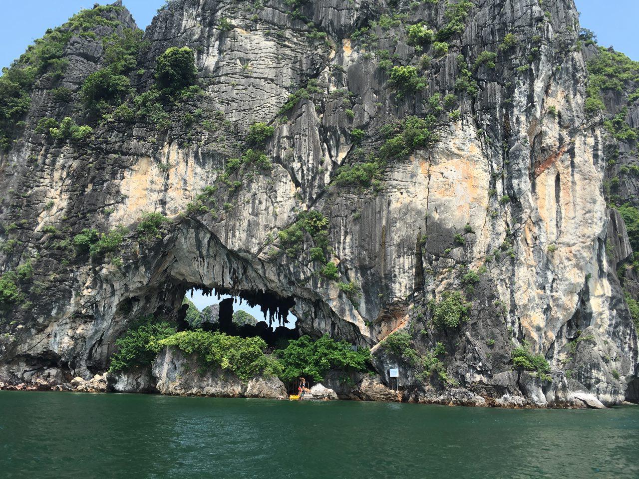 석회암 지대인 하롱베이의 섬들은 침식으로 인해 곳곳에 커다란 구멍이 난 곳이 많다. 저 구멍이 깊어지면 석회암 동굴이 만들어진다.