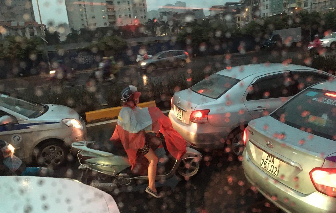 '하루동안 평생 볼 오토바이를 다 본다'는 하노이는 오토바이의 천국이다. 수백 대의 오토바이가 자동차 사이를 요리조리 피해 다닌다. 비가 오면 저렇게 전용 덮개를 씌우고 탄다. 
