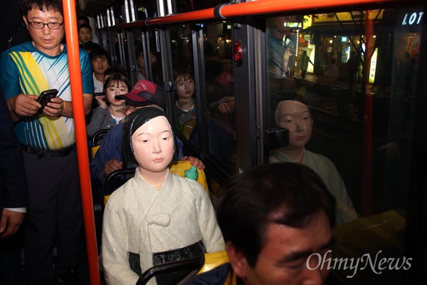 서울에서 151번 버스를 타고 시민들을 만났던 평화의 소녀상이 2일 오후 대구에서 401번 버스를 타고 시민들을 만났다.                                