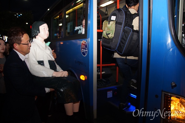 신효철 대구평화의소녀상추진위 공동집행위원장이 서울에서 고향을 찾은 소녀상을 안고 401번 버스를 타고 있다.