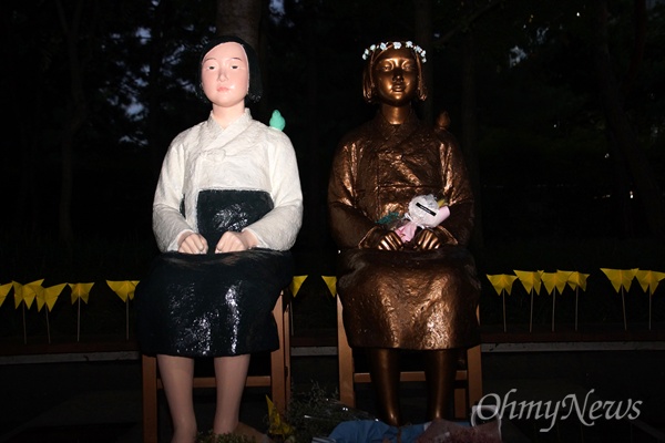 2일 오후 고향을 찾은 서울 평화의 소녀상이 대구 평화의 소녀상 옆에 앉아 외롭지 않은 명절을 보내게 됐다.
