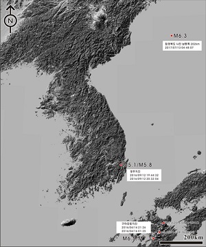 지난 해 9월 12일 경주 내남면 부지리에서 규모 5.8 지진이 발생한지 열 달 후인 지난 7월 13일 함경북도 나진 남동쪽 해역에서 규모 6.3 지진이 발생했음을 보여주는 지도.