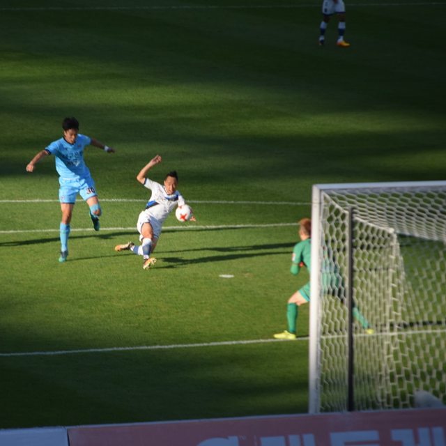  인천 유나이티드 교체 선수 문선민이 후반전에 결정적인 오른발 슛을 날렸지만 대구 골키퍼 조현우의 슈퍼 세이브에 막혔다.