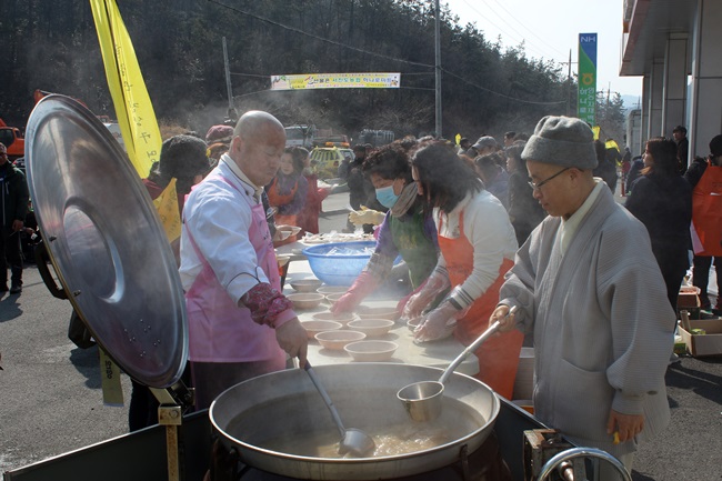  글에서 이게 빠졌습니다. 진도 세월호 순례단을 위해 길 위에서 민머리를 드러낸 남원 선원사 짜장 스님 등이 공양을 내고 있습니다. 이런 공양이 바로 부처님의 진정한 가르침 아닌가 싶습니다.