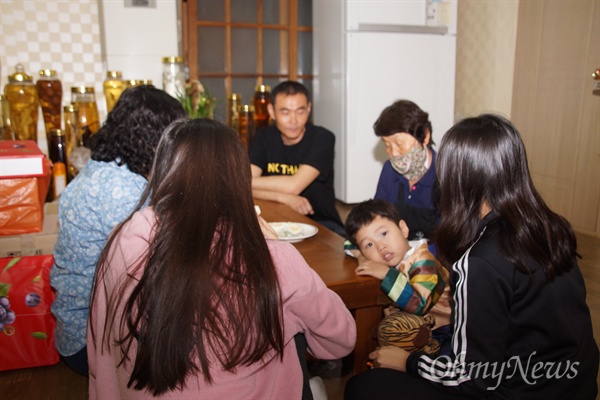 추석을 맞아 고향을 찾은 임분순 소성리 부녀회장 집 식구들. 둘러앉아 이야기를 나누고 있지만 사드 이야기가 나오자 우울하기만 하다고 말한다.