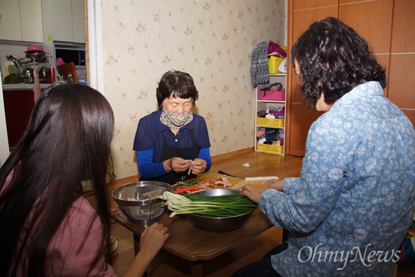 사드가 배치된 경북 성주군 초전면 소성리 마을에도 추석이 찾아왔다. 임분순 부녀회장이 며느리, 손녀와 함께 추석음식을 준비하고 있다.