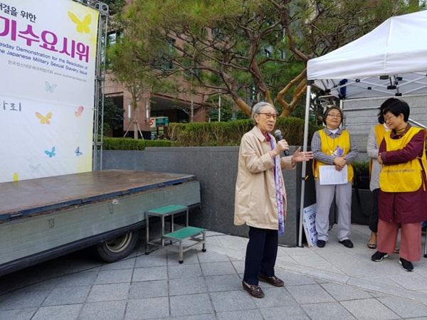 4일 추석당일에도 1303차 수요시위가 열렸다. 김복동 할머니가 발언하고 있다.