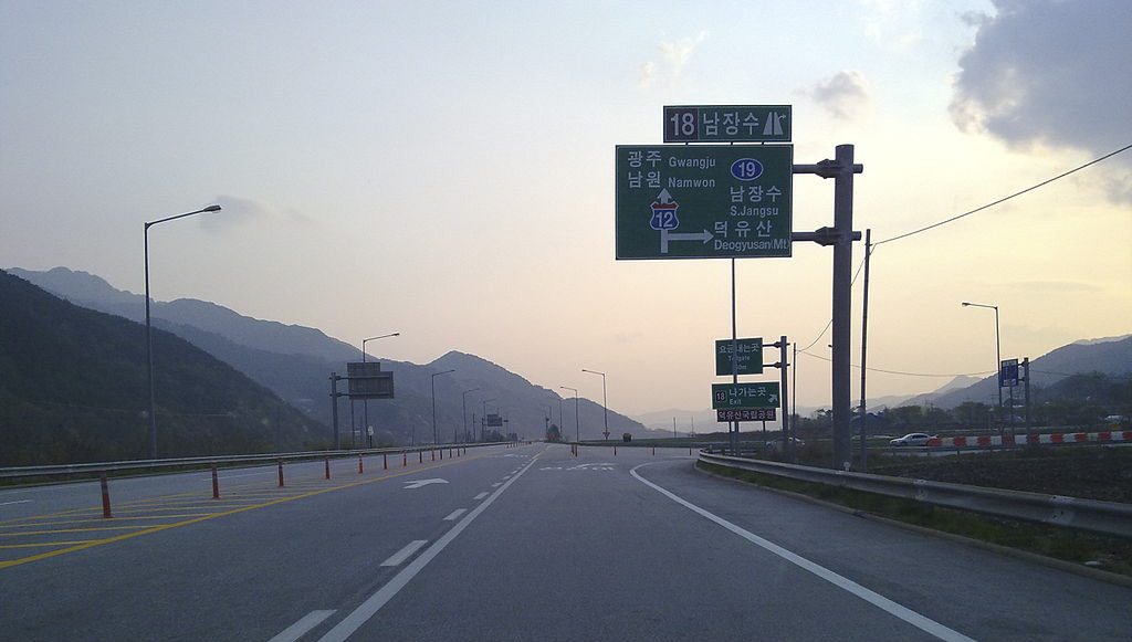 대한민국 최후의 고속도로 평면교차로였던 남장수 나들목의 모습. (Public Domains)