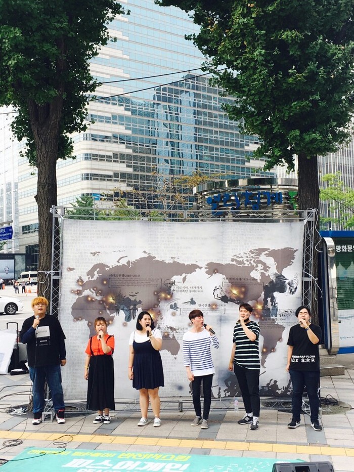 23일 서울 청계광장. 미국이 전세계에서 벌인 침략전쟁을 담은 걸개가 걸려있다 