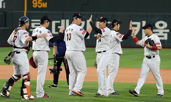  지난 3일 부산 사직야구장에서 시즌 마지막 경기를 승리한 롯데 선수들이 하이파이브하고 있다. 