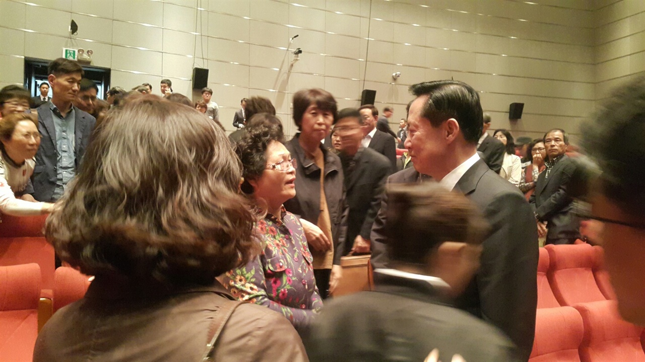 송영무 장관이 공연후 유족들과 만나 일일이 손을 잡아주며 위로하고 있다.