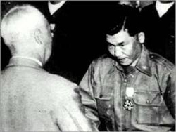 이승만 대통령으로부터 훈장을 받는 당시 권력의 최고 실세였던 김창룡.