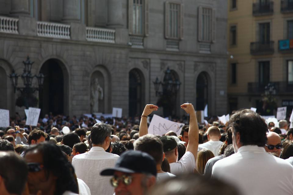 10월 7일 오후 12시 바르셀로나 및 스페인 곳곳에서 고조되는 갈등을 대화를 통해 해결하자는 메시지를 전하는 집회가 열렸다.