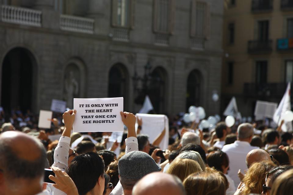 경찰 추산 5500명의 시민이 바르셀로나 시청 앞에 모였다.
