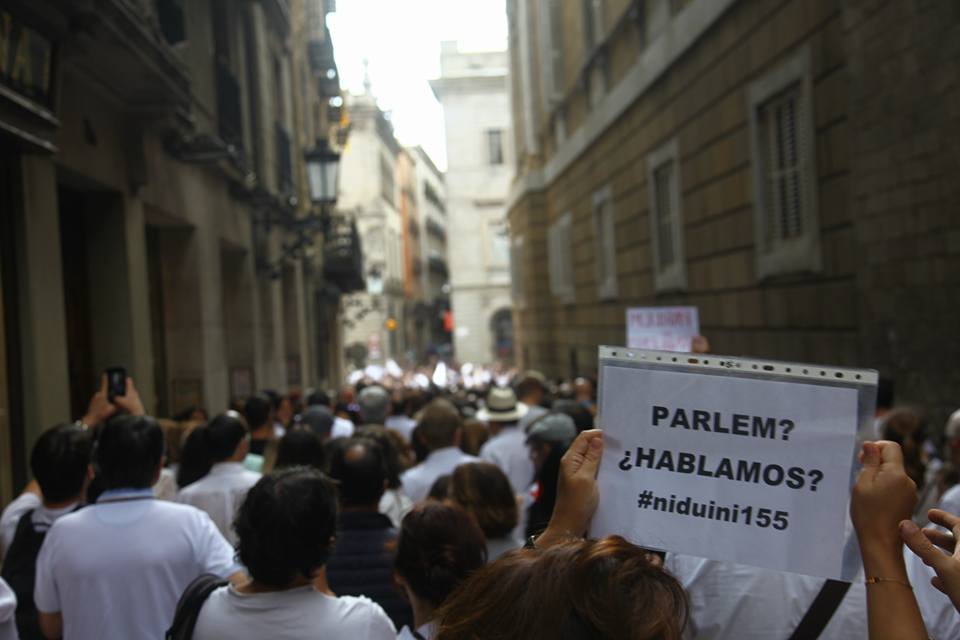 바르셀로나 시청으로 향하는 골목으로 하얀 옷을 입은 사람들이 몰려들고 있다.