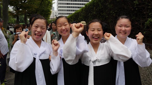  지난 7월 28일 오사카지방재판소에서 승소의 결과를 전해들은 오사카조선고교 학생들이 기뻐하며 밝게 웃고 있다.