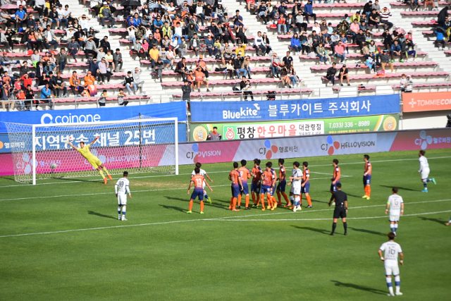  33분, 인천 유나이티드 FC 미드필더 김도혁의 왼발 프리킥을 강원 골키퍼 이범영이 오른쪽으로 몸을 내던지며 막아내는 순간