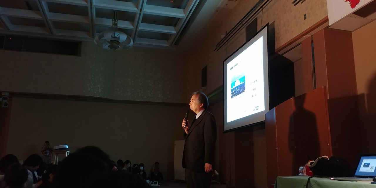 후쿠시마 피해 현황에 대해 지역 의료생협에 근무하는 내과의, 사이토 오사무씨가 강연을 하고 있다