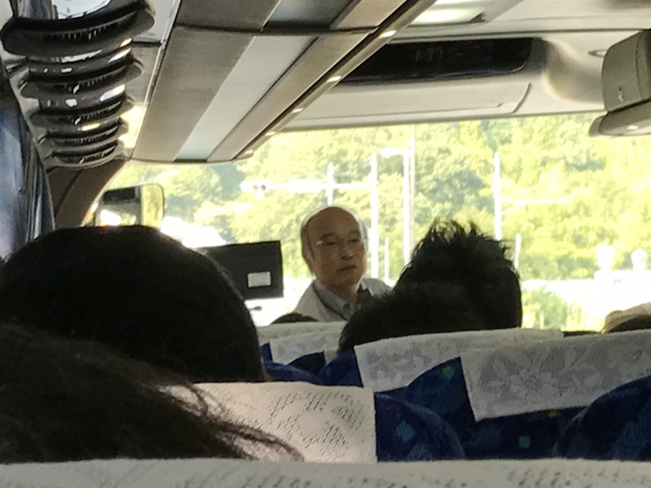 버스안에서 후쿠시마 현장의 모습을 설명하고 있다