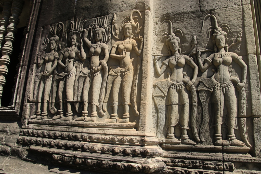 유네스코 지정 세계문화유산인 앙코르와트 내 압사라 부조벽화의 모습. 12세기 건립된 앙코르와트는 캄보디아 국민들에게는 단순한 유적 그 이상의 의미를 갖는다. 