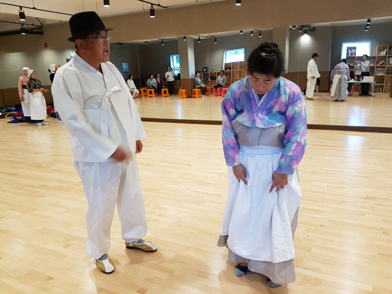 <소리극 왕산댁의 강릉아리랑> 연습장면3 노름꾼 남편이 돈 내놓으라며 왕산댁을 괴롭히고 있다. 