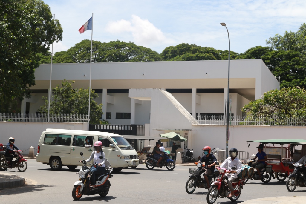 약 60년전에 건립된 이 대사관 건물은 70년대 캄보디아 역사의 아픈 상처를 생생히 기억하고 있다.  