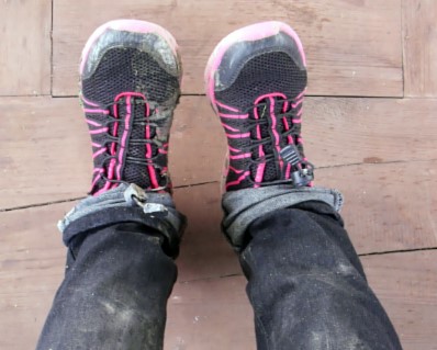 종일 먼지와 진흙땅에 시달린 신발