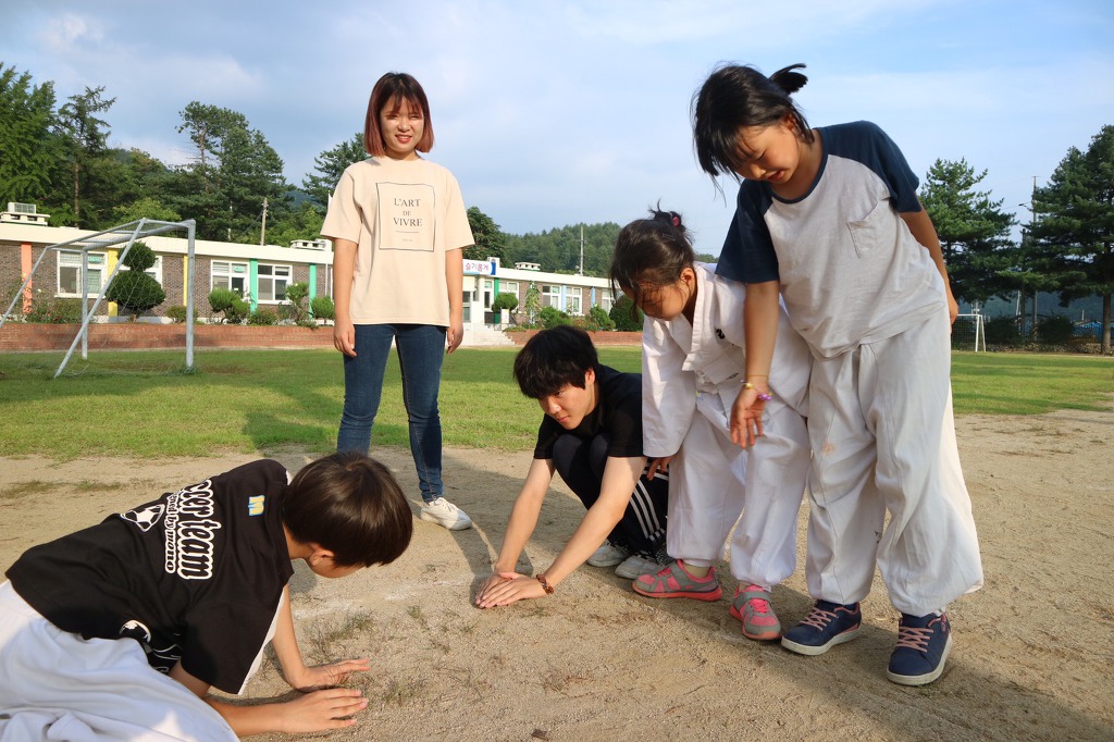 2017 <청춘공부>는 서석온마을배움터에서 마을교육공동체를 경험한 청바지 학생들이 함께 기 '밝은누리'는 홍천 서석면에서 '서석온마을배움터'를 운영해 가고 있다. 이곳에서 마을교육의 주체로 세워져 가고 있는 '청바지'학생들은 <삶에 맞닿는 공부>를 더 해 보고 싶었다. 그래서 기획된 것이 바로 <청춘공부>이다. 예비교사, 새내기교사, 교육을 새롭게 바꿀 교사, 교실 밖 에서 아이들의 성장을 함께 도모할 모든 마을 주민들이 함께 공부했으면 하는 소망을 가지고 있다.  