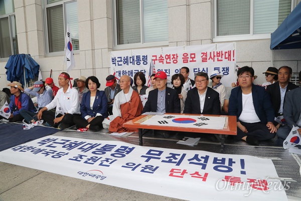 대한애국당 조원진 의원이 지난 10일 오전 국회 본청 입구에 천막을 치고 박근혜 대통령 구속연장 반대 단식농성을 시작했다.