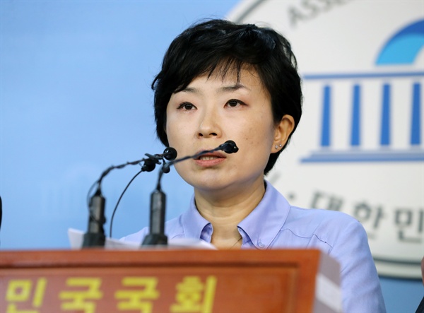 박근혜 전 대통령 대선캠프에서 일했다고 밝힌 신혜원씨가 지난 8일 오전 국회 정론관에서 기자회견을 열고 최순실씨 소유로 알려진 태블릿 PC가 자신의것이라고 주장하고 있다.