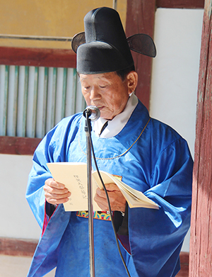  안종모 집례관이 석전대제 홀기를 읽고 있다.