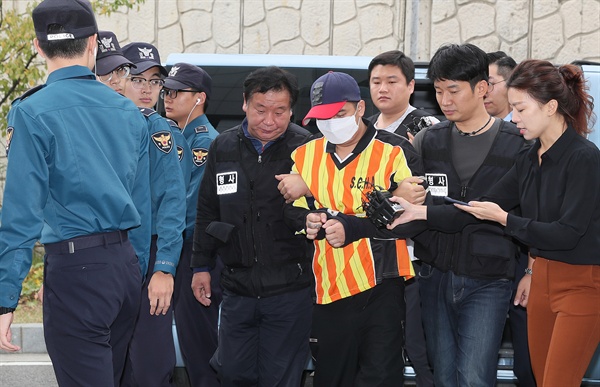 중학생 딸 친구 살해·시신 유기 사건의 피의자 '어금니 아빠' 이모씨가 10일 오전 조사를 받기 위해 서울 중랑구 중랑경찰서로 들어서고 있다