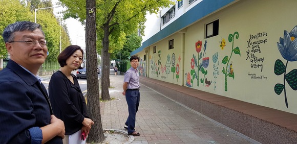 벽화를 보고 있는 서울선유중의 이은정 학부모회장(왼쪽 두번째)과 이우용 교장(왼쪽 첫번째). 