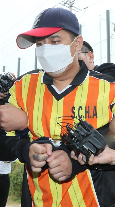 중학생 딸 친구 살해·시신 유기 사건의 피의자 '어금니 아빠' 이모씨가 지난해 10월 10일 오전 조사를 받기 위해 서울 중랑구 중랑경찰서로 들어서고 있다.