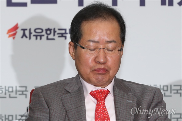 자유한국당 홍준표 대표가 지난 11일 오전 서울 여의도 당사에서 열린 최고위원회의 도중 두 눈을 지그시 감고 있다.