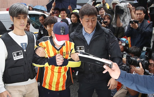 중학생 딸 친구 살해·시신 유기 사건의 피의자 '어금니 아빠' 이모씨가 지난 11일 오전 현장 검증을 하기 위해 이씨가 거주했던 서울 중랑구 망우동의 자택으로 들어서고 있다.
