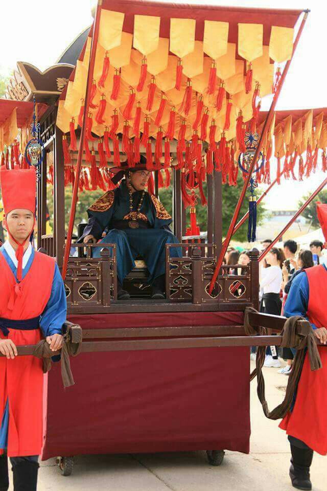 지난 7일 이완섭 서산시장이 서산해미읍성 축제의 간판 행사인 '태종대왕 행렬'에서 가교(임금이 타는 가마)에 올라 행사장을 돌고 있다.   