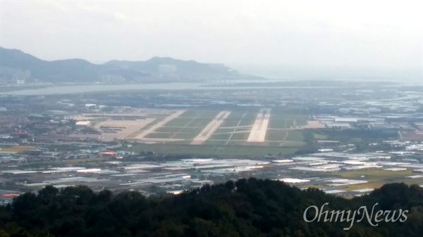 김해공항 전경. 김해 신어산 정상에서 바라본 공항 모습으로, 멀리 낙동강 하구언도 보인다.
