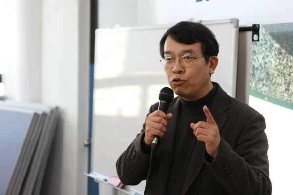 김종대 의원은 11일 간접고용 민간노동자 2688명을 정규직으로 전환하기로 한 국방부 정규직 전환심의위원회의 결정에 환영의사를밝혔다.